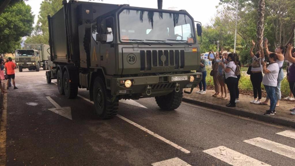 Vítores y aplausos de los vecinos de Estepona para despedir a la UME desplazada al incendio