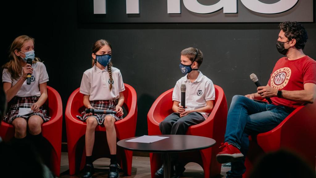 Los estudiantes Maya Sánchez, Luz Blasco y Javier Trelles, acompañados de César Bona.