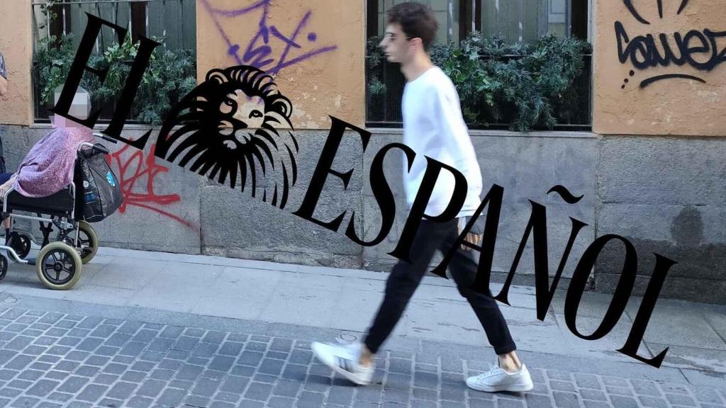 El falso agredido de Malasaña, el pasado miércoles, a la salida de su casa.
