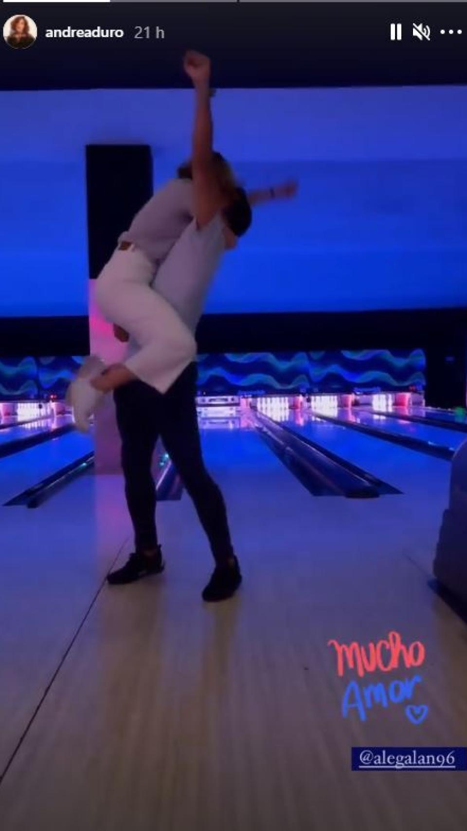 Andrea Duro y Alejandro Galán en la bolera.