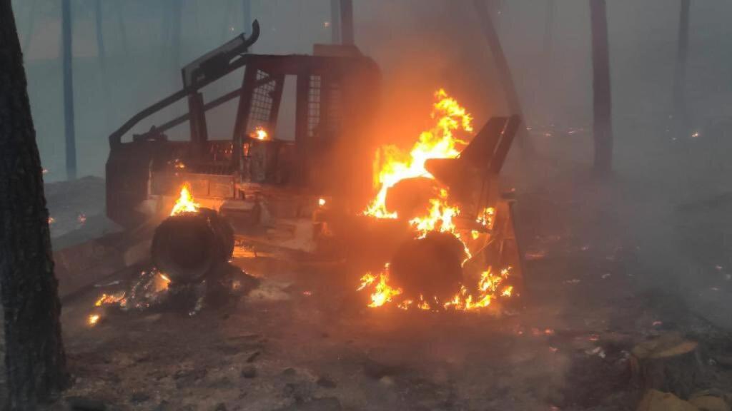 Imagen de una de las máquinas utilizada en la extinción, afectada por las llamas.