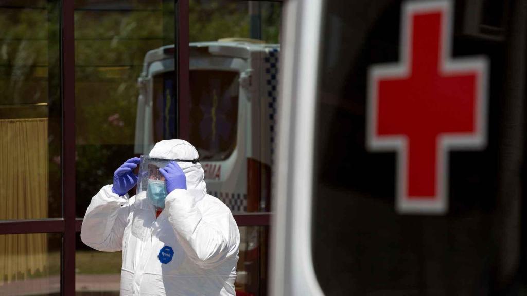 Un sanitario con EPI.