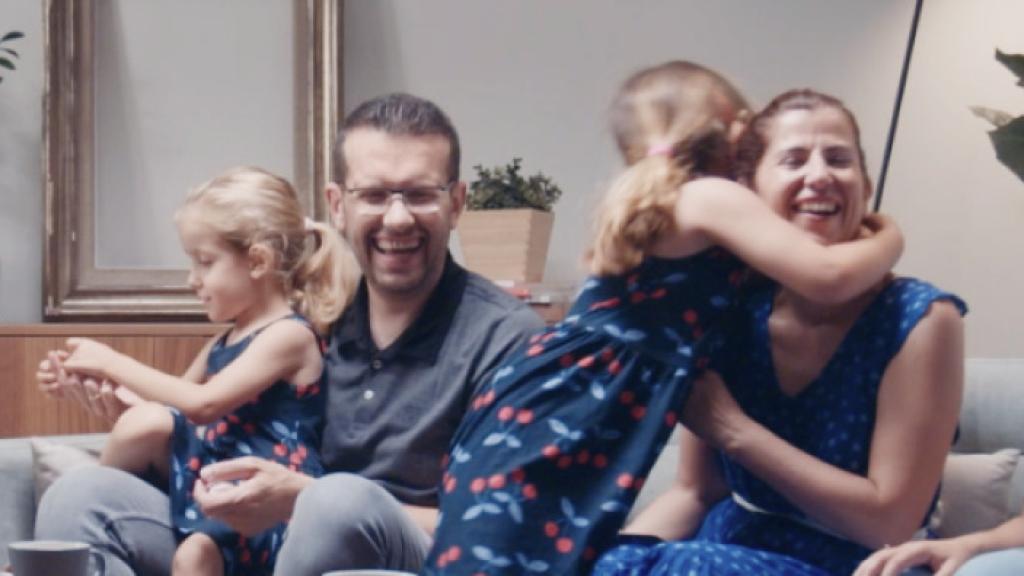 Sonia y Víctor, con sus hijas Alba y María.