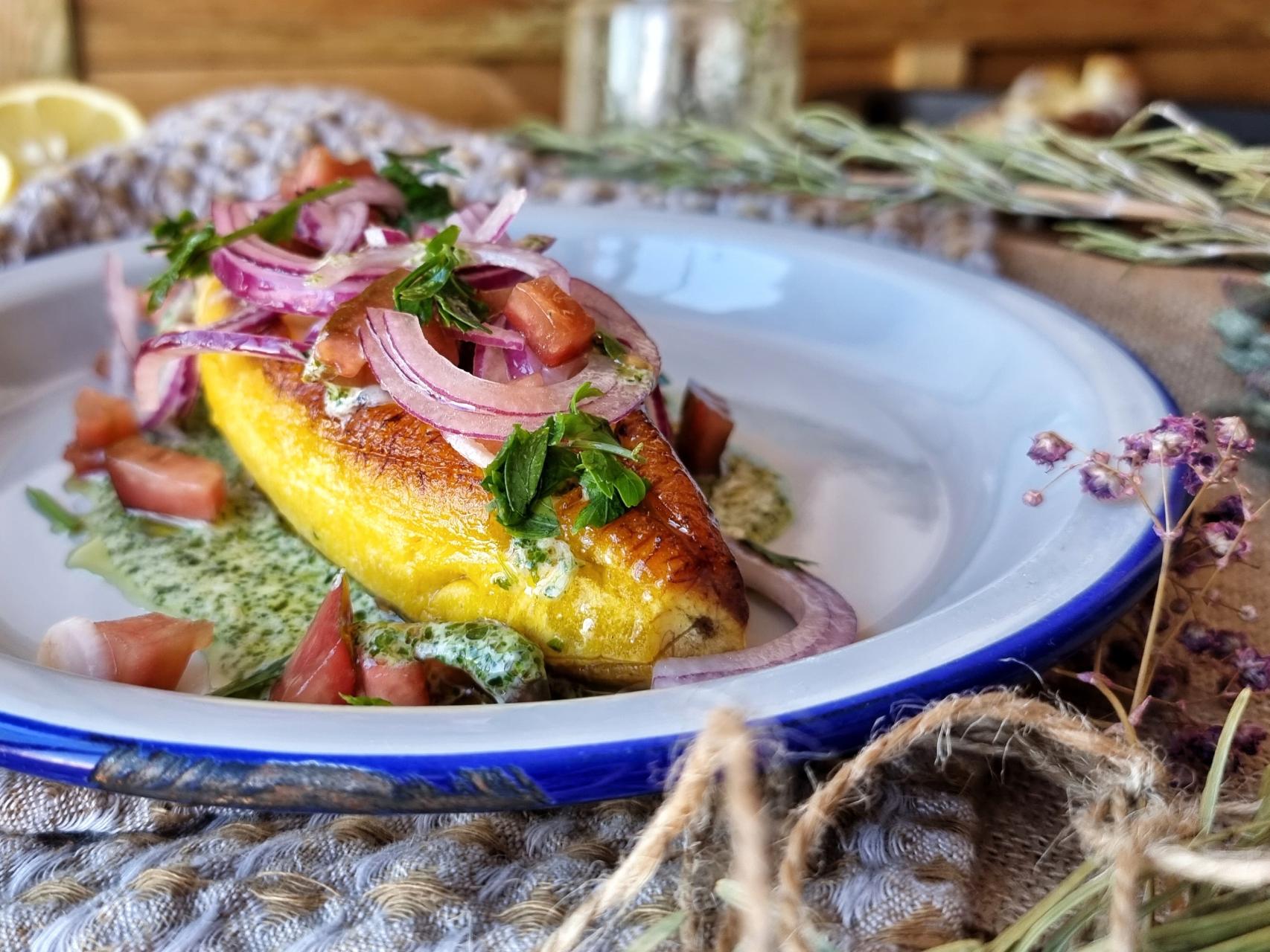 Plátano macho relleno de queso y verduras, una receta fácil y