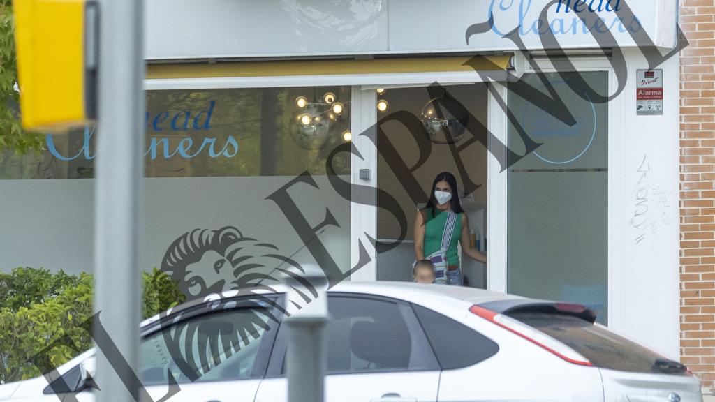 Elena Furiase y su hijo Noah saliendo de un centro especializado en tratamientos de piojos y liendres.