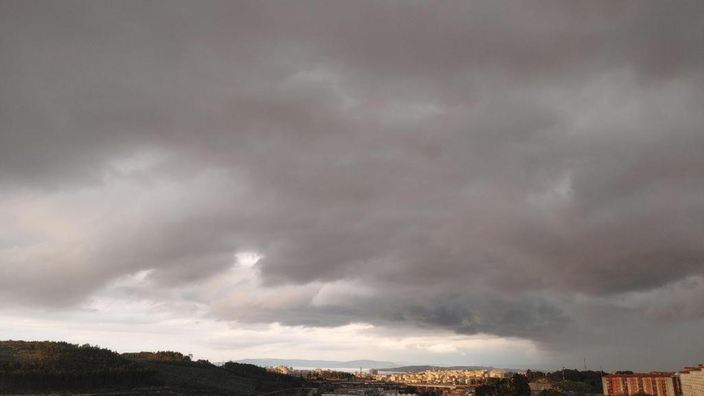 El cielo ayer, lunes, en A Coruña
