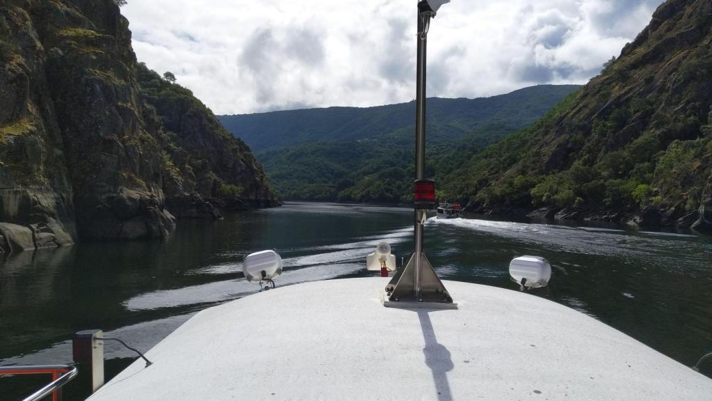 Catamarán en la Ribeira Sacra.