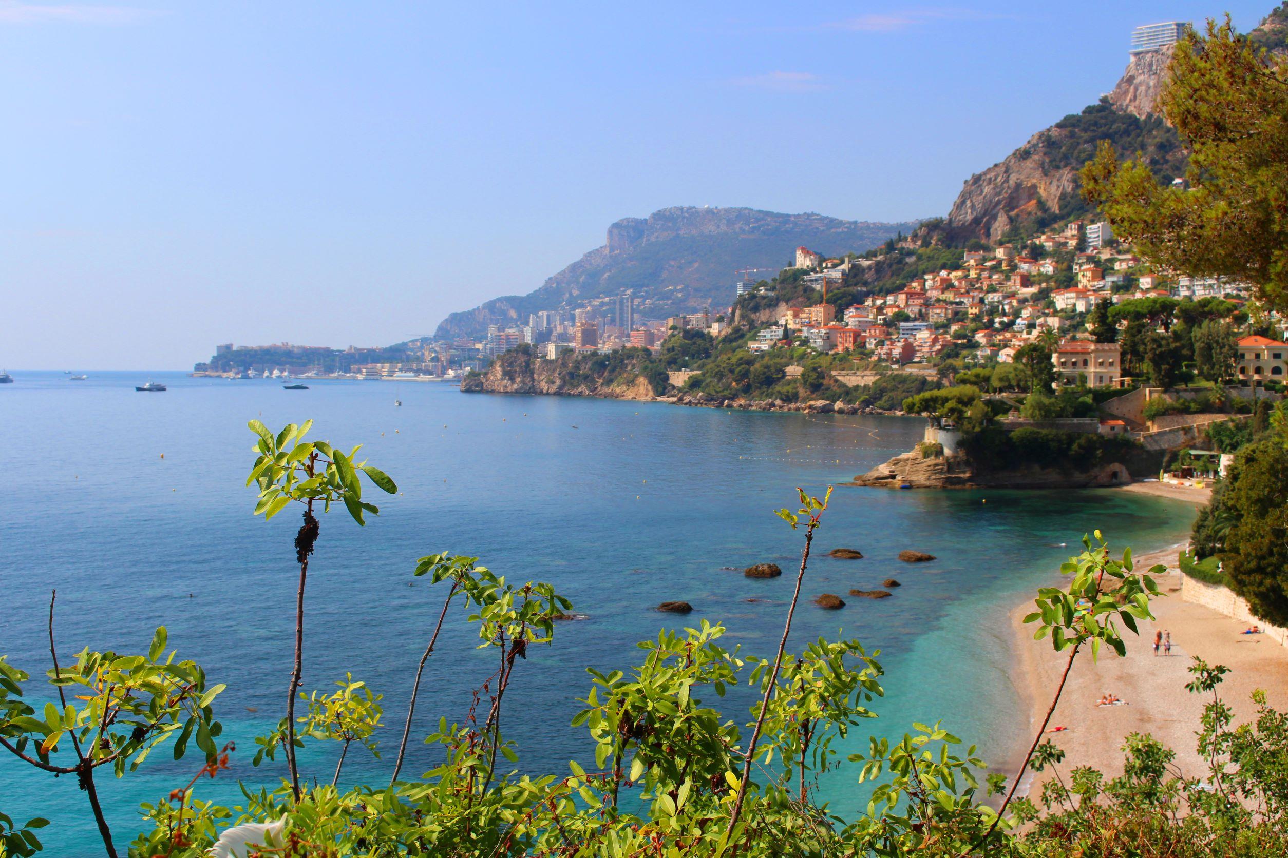 Playa en la que tuvo lugar el encuentro entre Henri Pessar y Le Corbusier. En segundo plano, la ciudad de Montecarlo(Foto: Nuria Prieto)