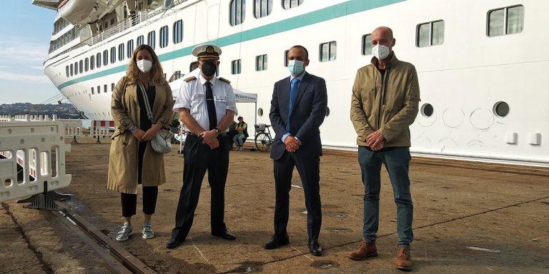 El presidente de la Autoridad Portuaria visitó al capitán del ‘Artania’. Foto: Autoridad Portuaria.