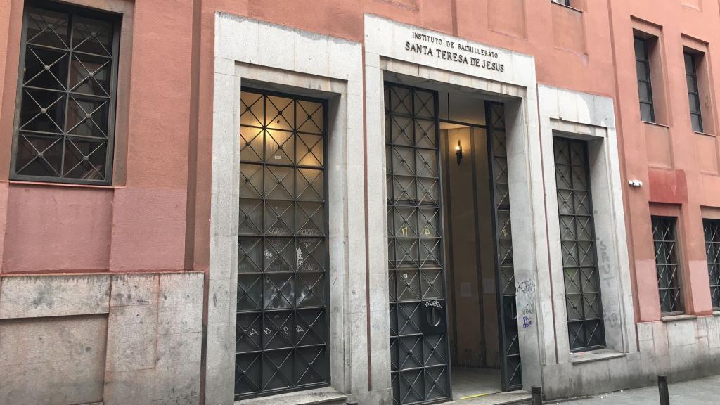 Fachada del edificio de bachillerato del IES Santa Teresa de Jesús.