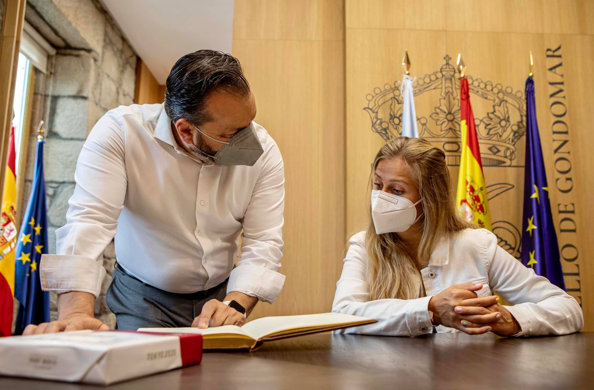 Desirée Vila y Paco Ferreira durante la visita al Concello.