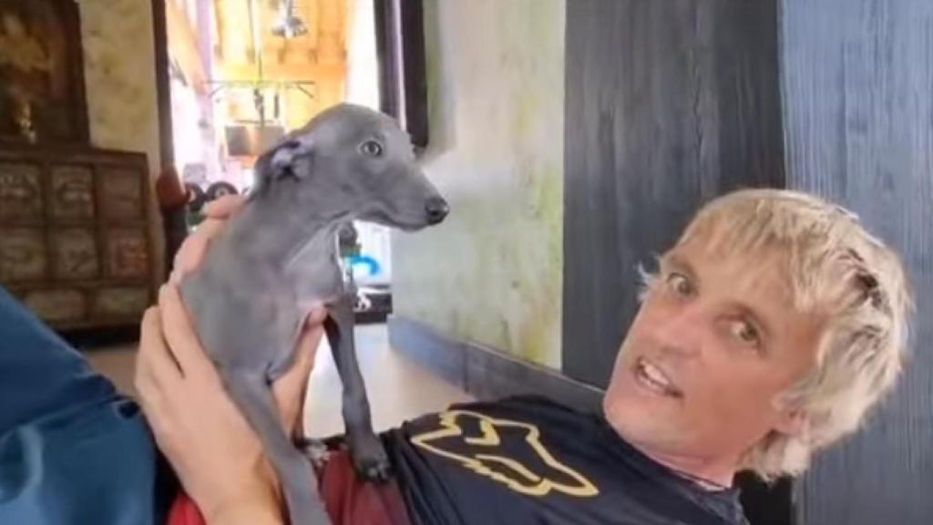 Jesús Calleja y su galgo lebrel.