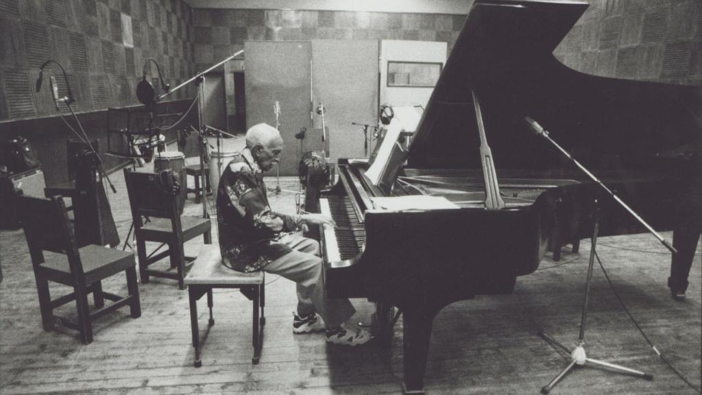 Ruben Gonzalez sentado ante el piano en EGREM.