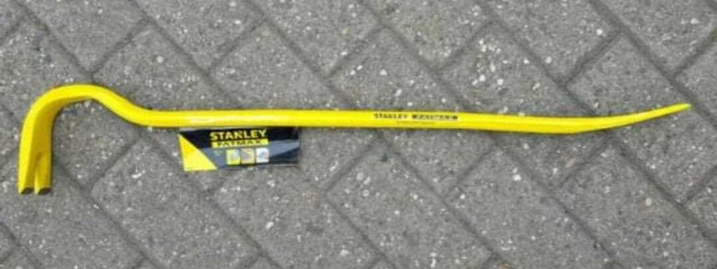 La palanca que los supuestos ladrones usaron para forzar las puertas de las viviendas.