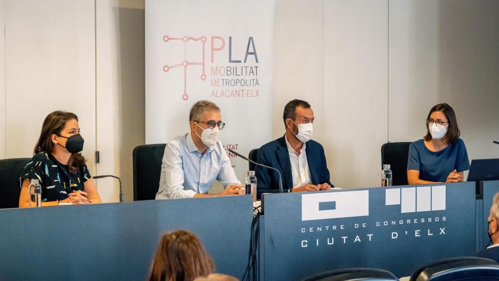 Arcadi España y Carlos González en la presentación de la propuesta del bus futurista.