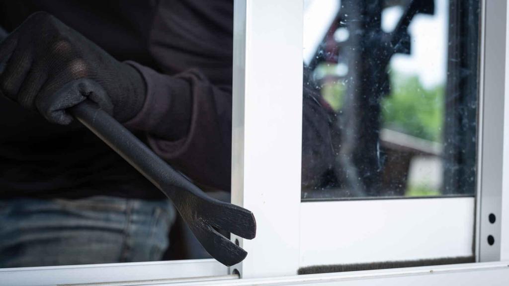 Condenado por asaltar una habitación de un hotel de Benidorm con sus ocupantes durmiendo dentro