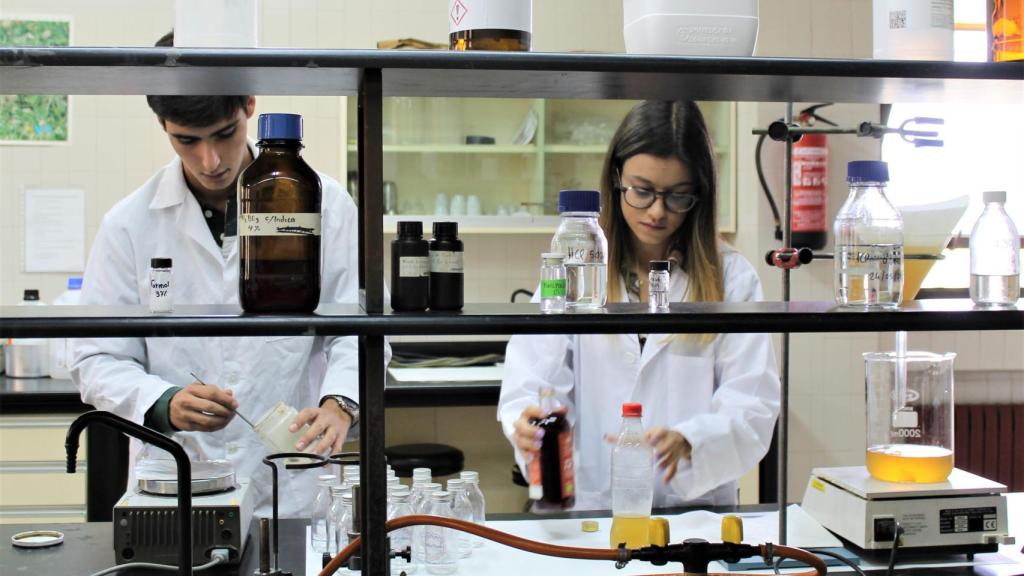 Marcos Mateos y María Díez trabajando en el laboratorio