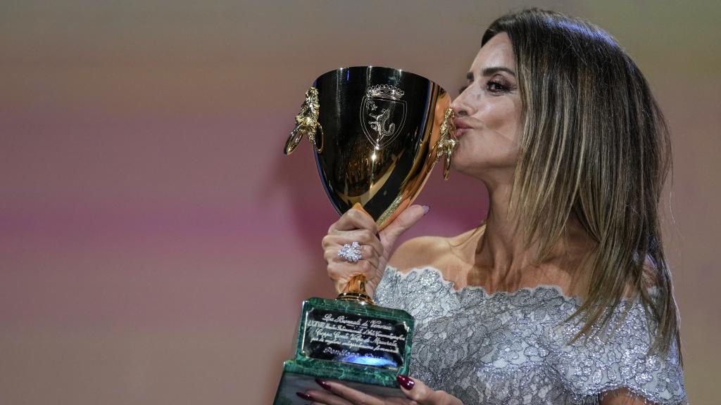 Penélope Cruz con la codiciada Copa Volpi.