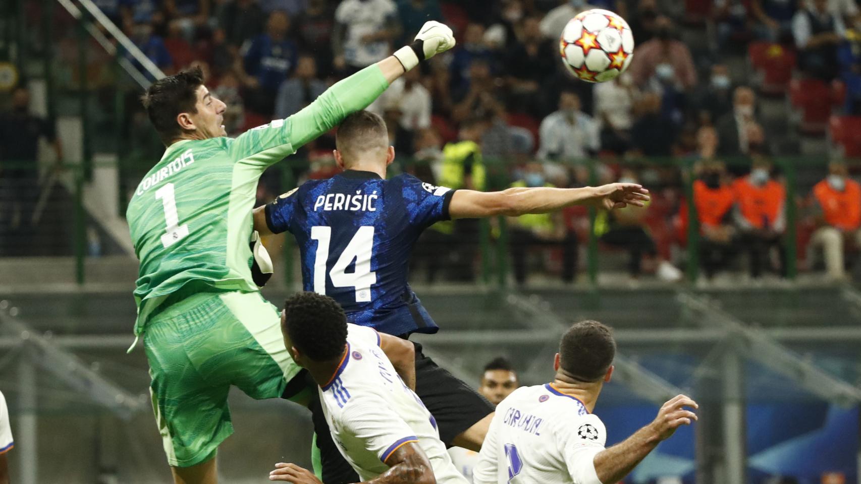 Thibaut Courtois salta tras Ivan Perisic para despejar un balón