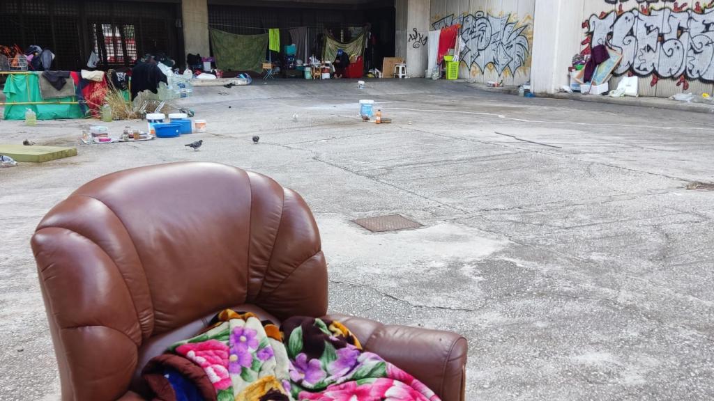 Imagen del campamento improvisado en el edificio de Correos, en Málaga.