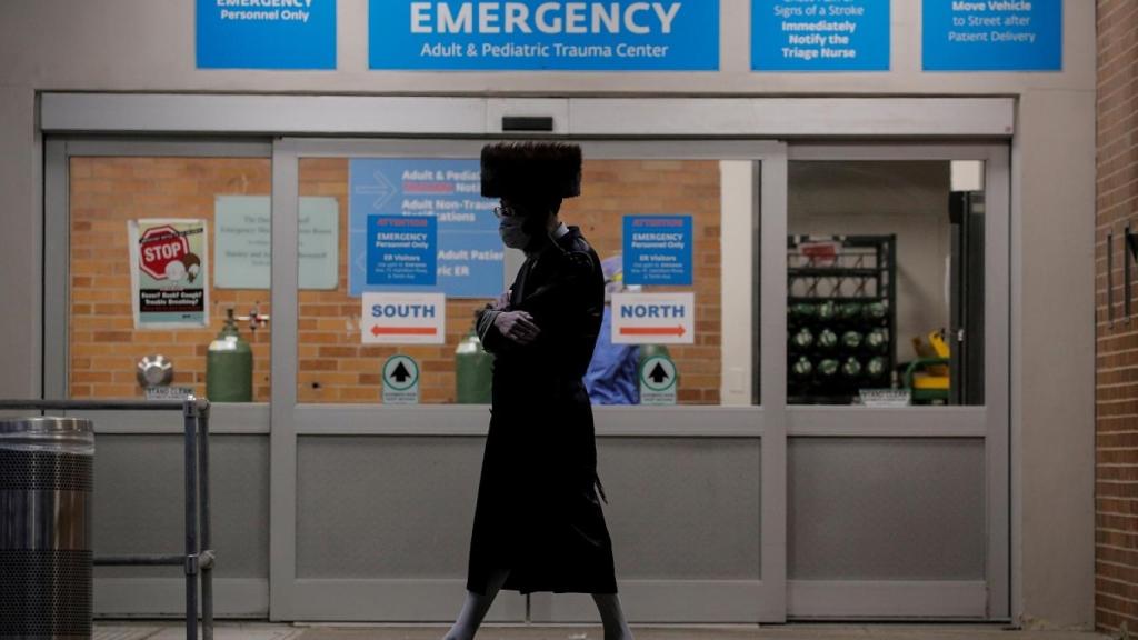Un hombre camina frente a  un hospital de Brooklyn, en Nueva York (EEUU).