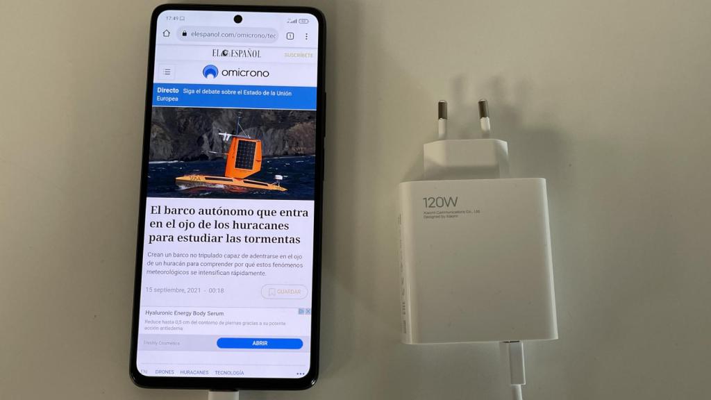 Xiaomi 11T Pro junto al cargador de 120W.