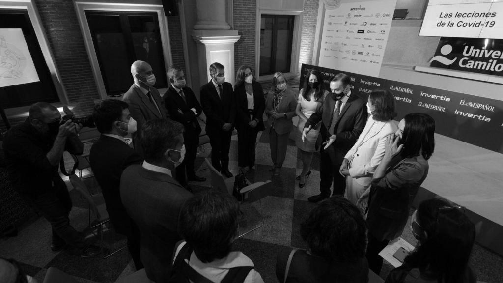 La ministra Reyes Maroto charla con los asistentes al Observatorio de la Sanidad.