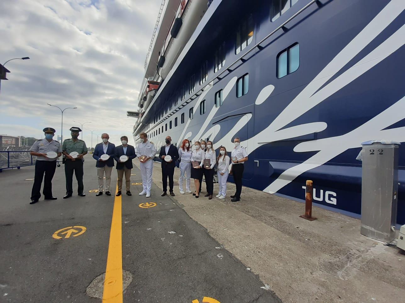 Intercambio de metopas con el capitán del ‘Mein Schiff 6’ (Autoridad Portuaria de A Coruña).