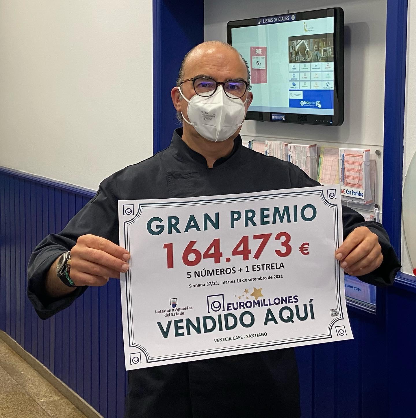 El propietario del Café Venecia, Óscar de Toro, con el boleto (Cedida).