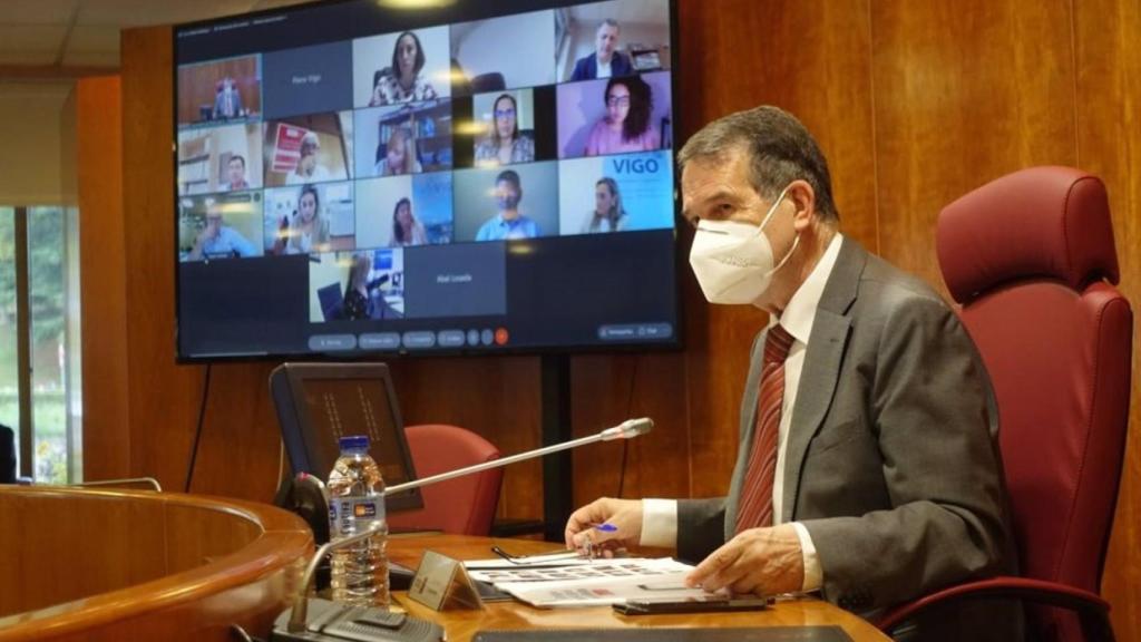 El alcalde, Abel Caballero, preside el pleno celebrado de forma semipresencial en el Ayuntamiento de Vigo
