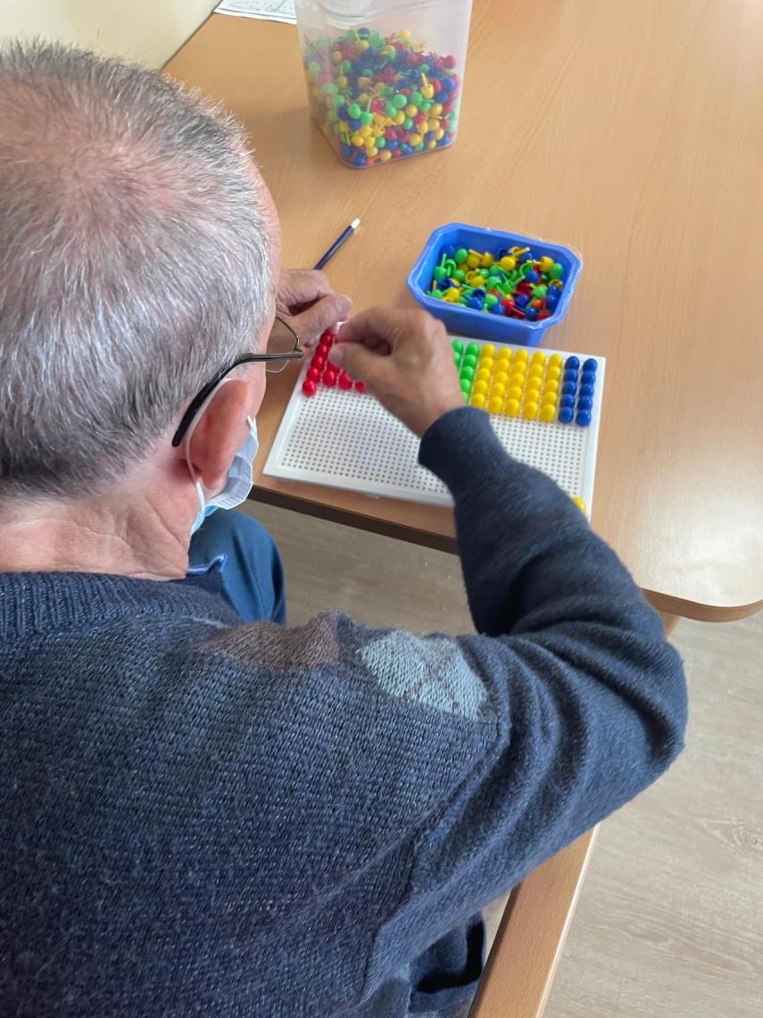 Usuario del Centro de Día Fátima de Madrid, gestionado por Clece, durante una terapia cognitiva.