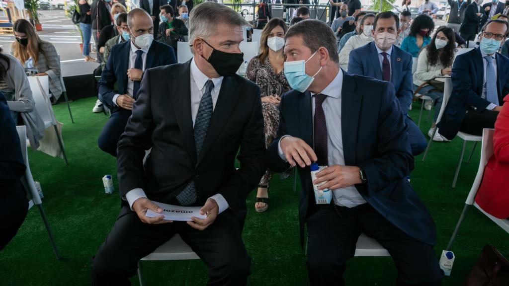 Fred Pattje (i) charla con Emiliano García-Page (d).