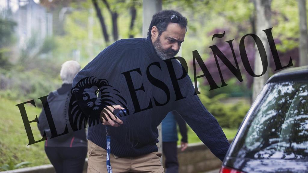 El productor en las inmediaciones de la casa de su exmujer, Gema López.