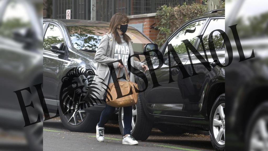 La periodista y colaboradora de 'Sálvame' dirigiéndose a su vehículo para realizar algunos recados.