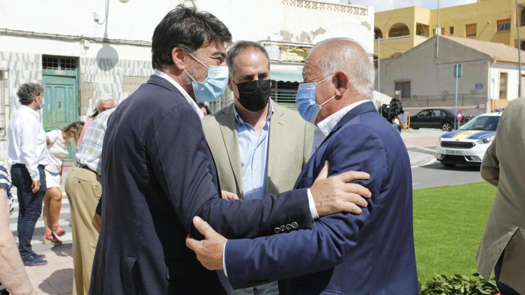 El alcalde de Alicante, Luis Barcala, el de Sant Joan, Santiago Román,  junto al de Mutxamel, Sebastián Cañadas.
