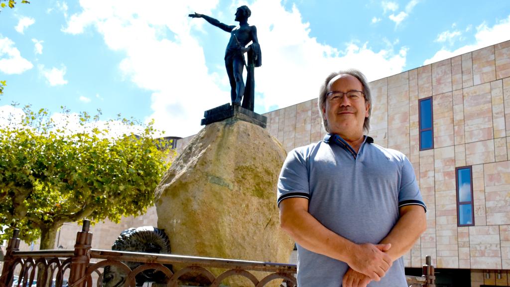 Francisco Guarido, alcalde de Zamora, junto a la estatua del líder lusitano Viriato