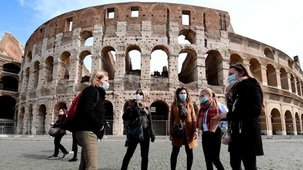 Varias personas con mascarillas para protegerse del coronavirus en Italia.