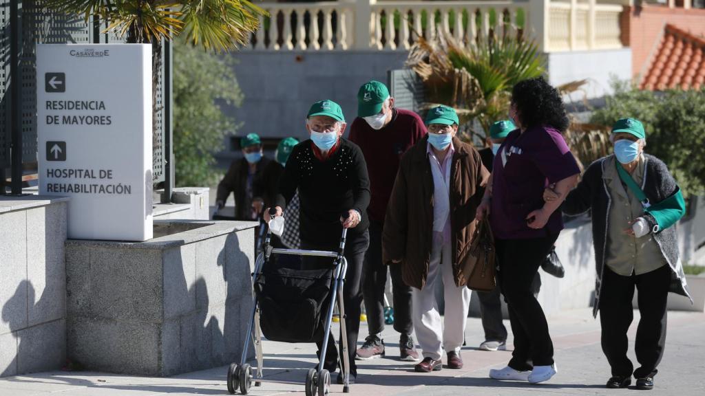 Varios ancianos de una residencia salen de excursión al zoo.