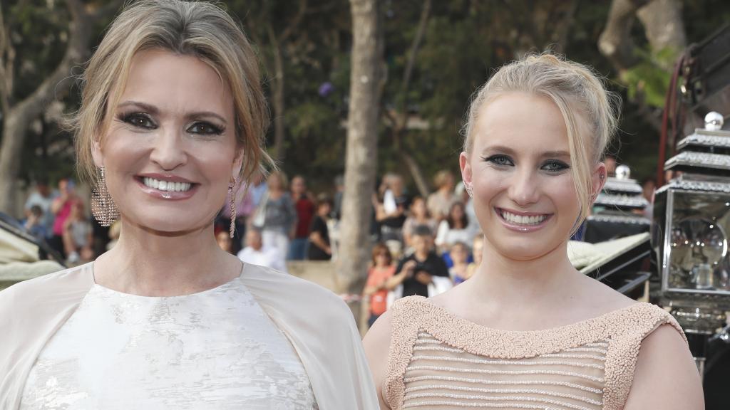 La soprano Ainhoa Arteta junto a su hija, Sarah Croft, el día de su boda en 2019 con Matías Urrea.