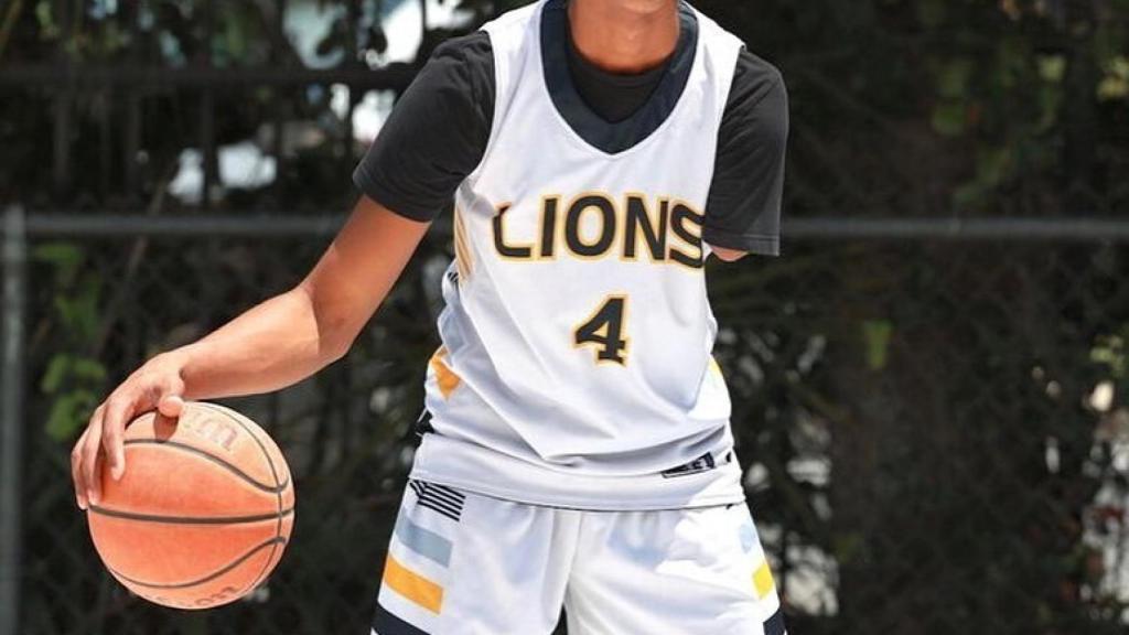 Hansel Emmanuel botando un balón de baloncesto