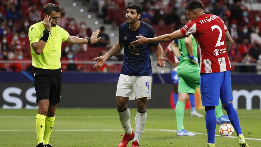 El árbitro Ovidiu Hategan durante el Atlético - Oporto en el Wanda Metropolitano