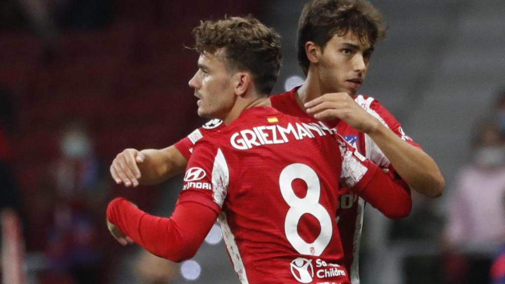 Joao Felix se marcha del terreno de juego sustituido por Griezmann