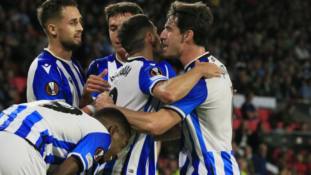 Piña de los jugadores de la Real Sociedad para celebrar el gol de Januzaj ante el PSV