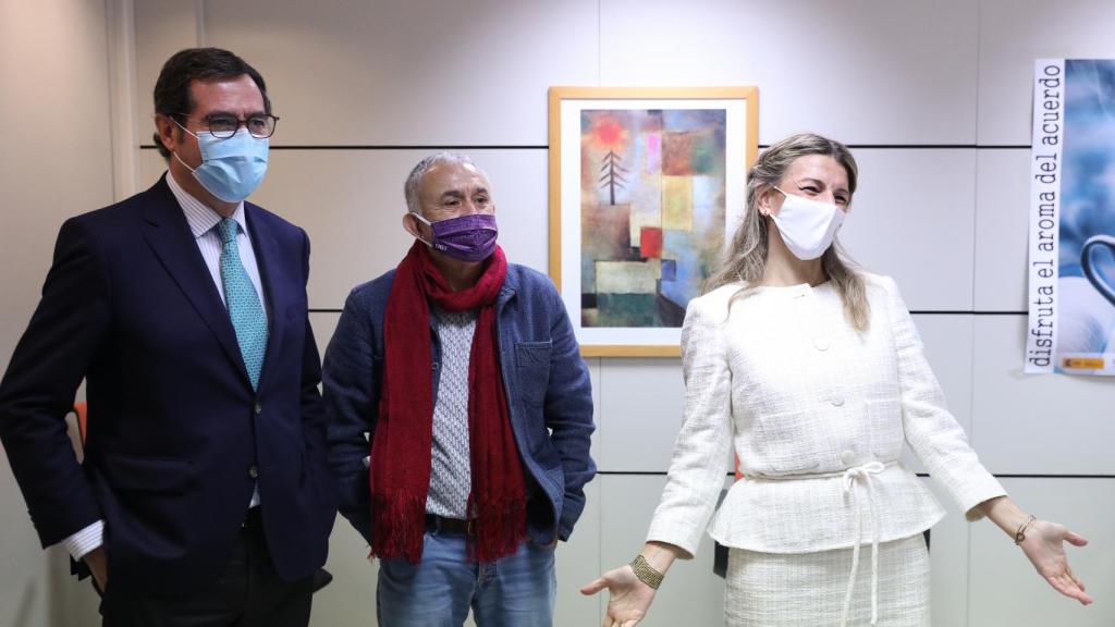 La vicepresidenta Yolanda Díaz con Antonio Garamendi y Pepe Álvarez.