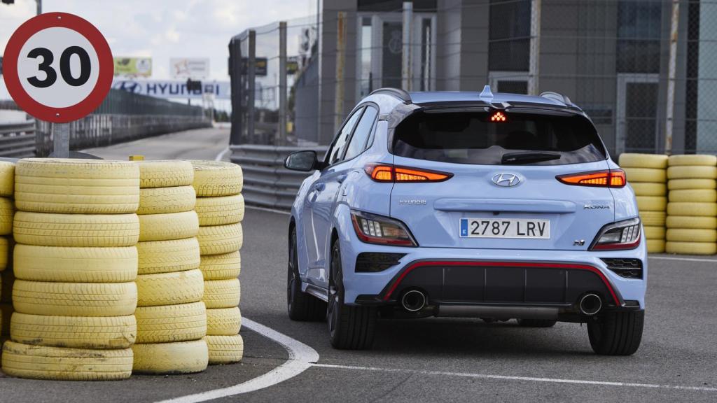 El Hyundai Kona en la entrada a los boxes del circuito del Jarama.