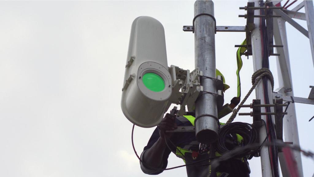 Un técnico instalando la antena Taara de Google.