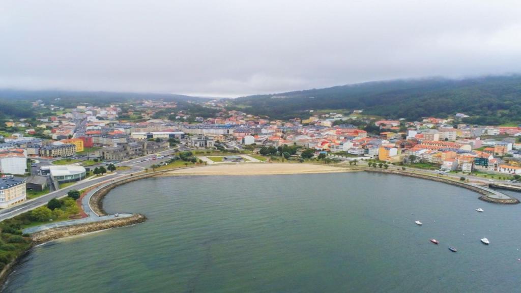 Los bomberos de Cee liberan a un niño de nueve años que se quedó encerrado en una habitación