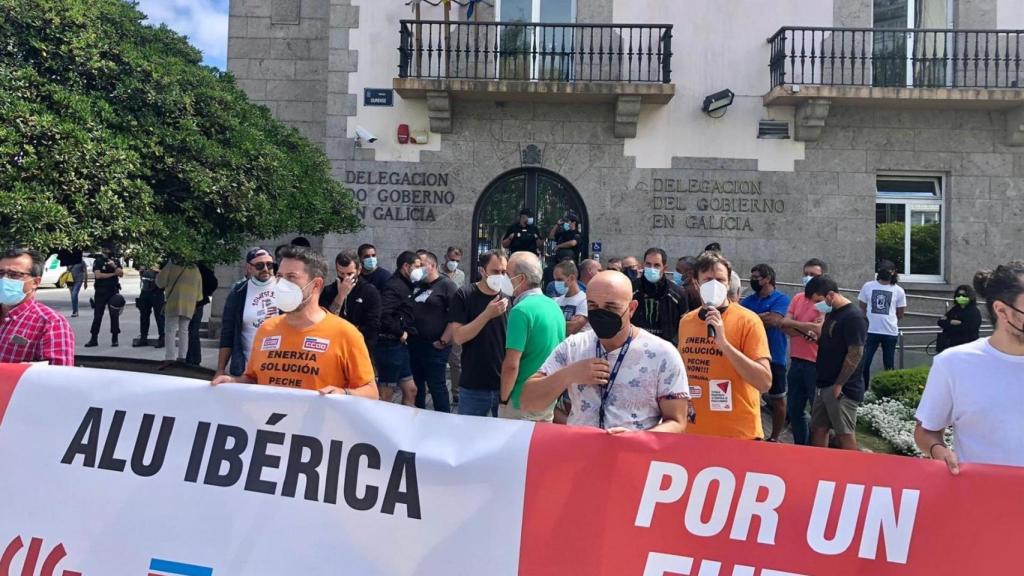 Concentración de trabajadores de Alu Ibérica en A Coruña.