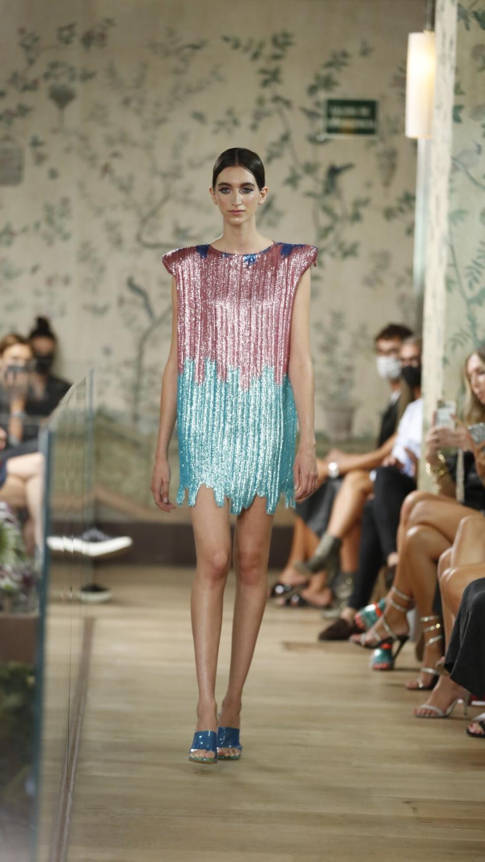 Modelo desfilando para Odette Álvarez.