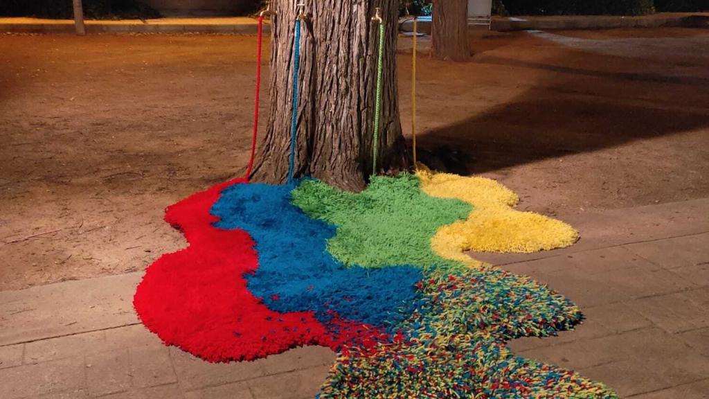 Árbol del que brotan chorros de color.
